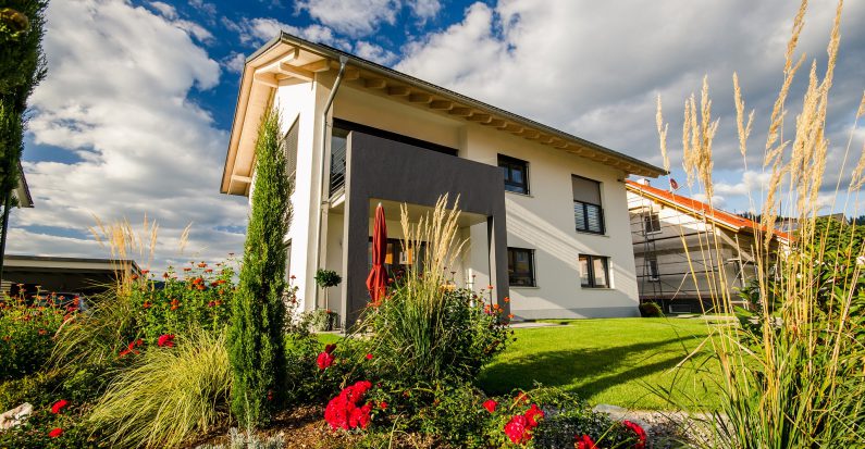 Maison moderne vue depuis son grand jardin
