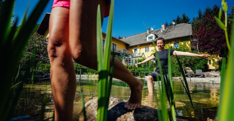Traversée d'une piscine bilogique et naturelle