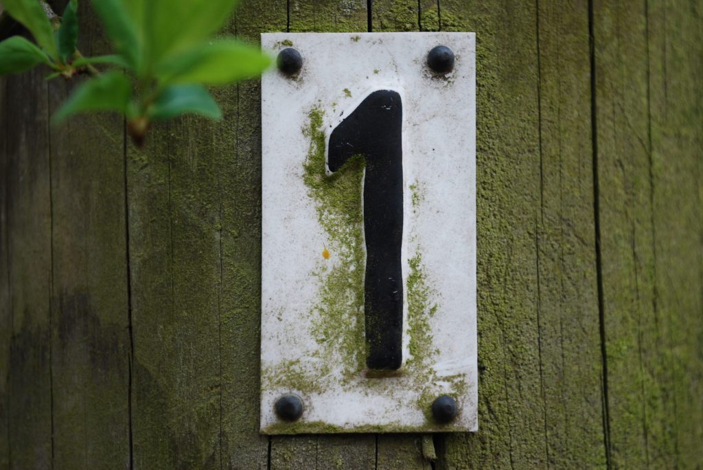 porte en bois et numéro de maison