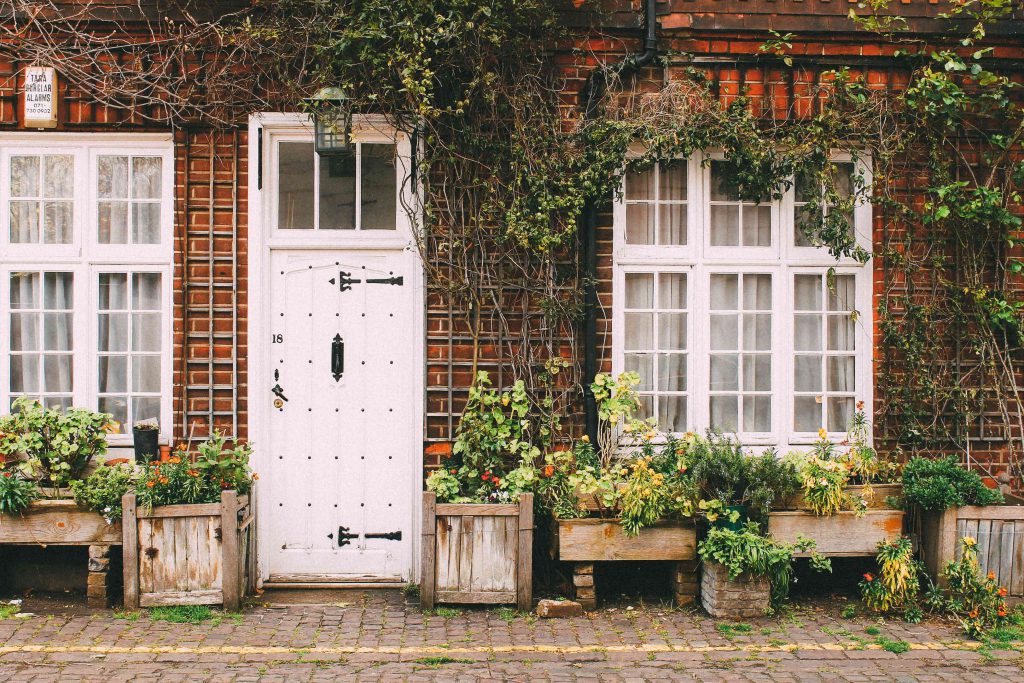 Le devant d'une maison avec une porte blanche