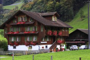 chalet de montagne en été avec fleurs aux balcons