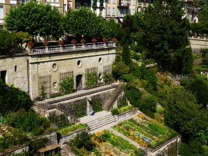 Les jardins en pente d'une grande maison