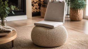 découvrez comment l'ajout d'une assise d'appoint nomade dépend de l'utilisation du pouf tricoté, alliant confort et style dans votre espace intérieur.