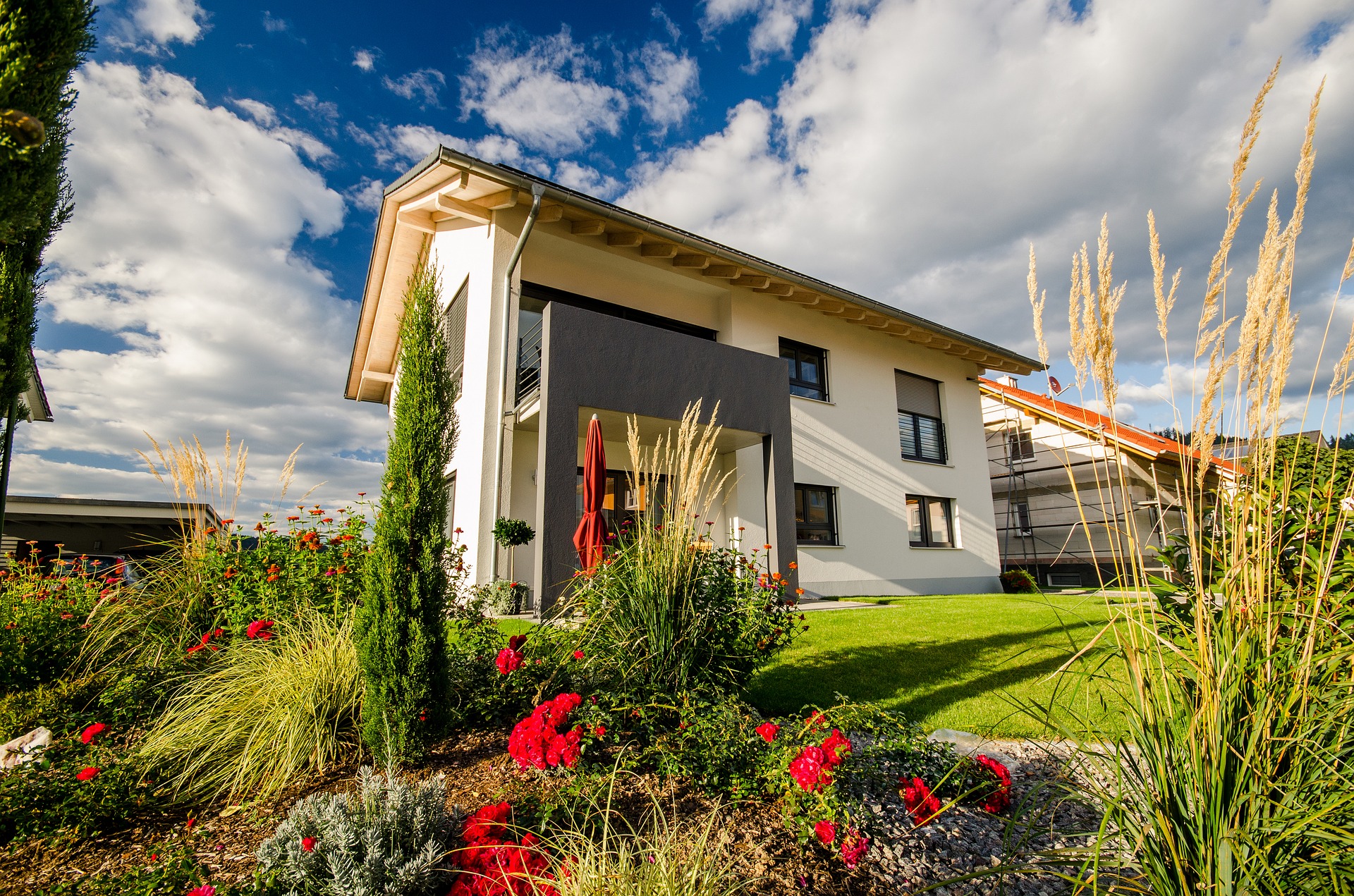 Maison moderne vue depuis son grand jardin